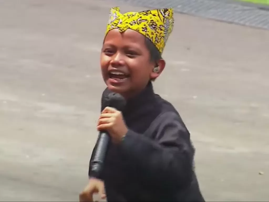Tangkapan layar Farel Prayoga bawakan lagu 'Ojo Dibandingke'. (youtube/indozone)