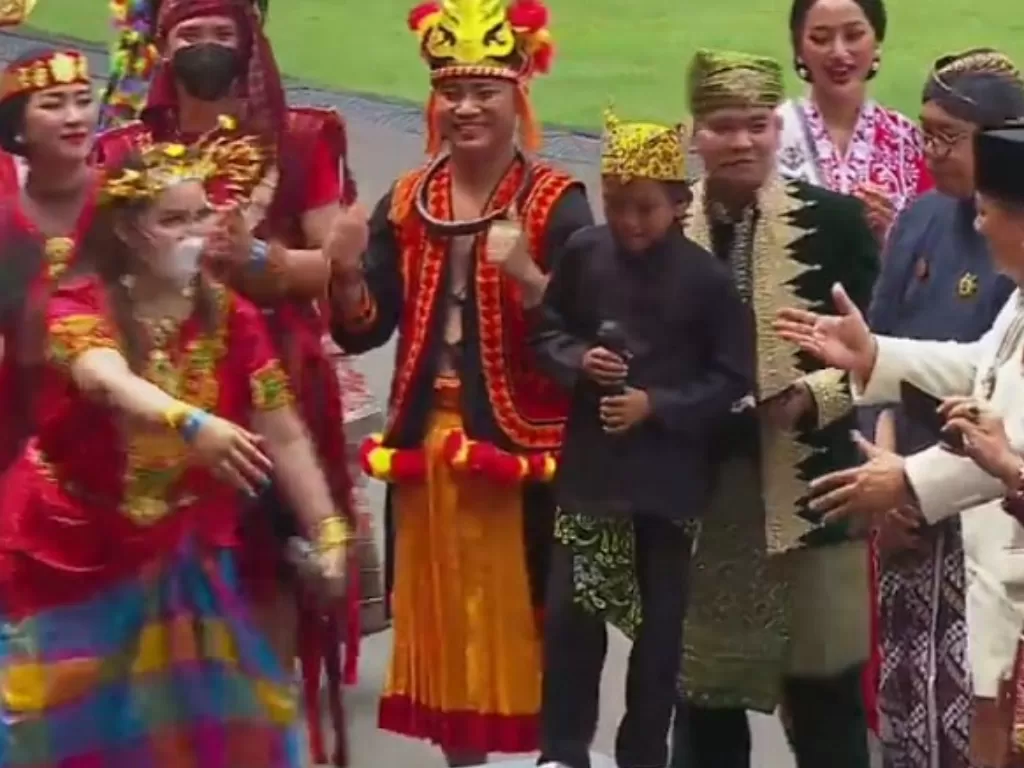 Para menteri Kabinet Indonesia Maju berjoget bersama di Istana Negara. (tangkapan layar Youtube Sekretariat Presiden)