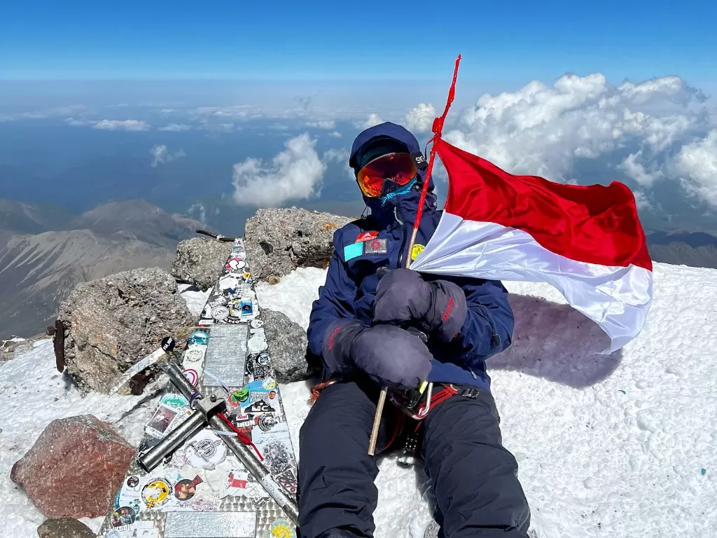 Pendaki Khansa Syahlaa kibarkan bendera Merah Putih di Gunung Elbrus. (Instagram/@khansa_summiters)