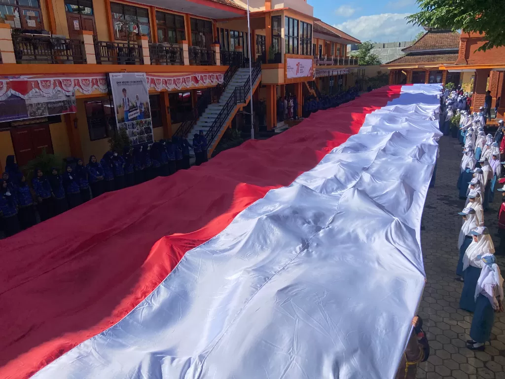 Bendera merah putih raksasa karya siswa di Ponorogo. (Pramita Kusumaningrum/Z Creators)