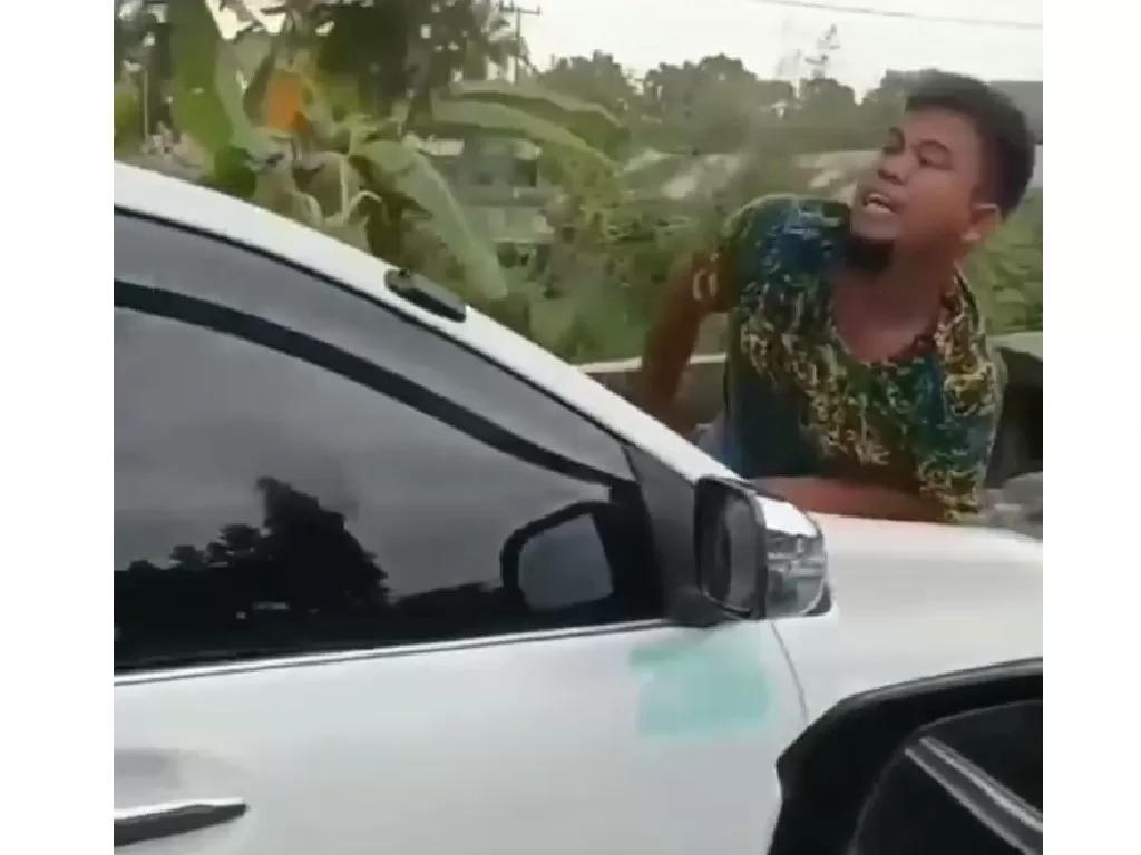 Aksi preman yang hadang mobil diduga anggota TNI. (Instagram/@tante.rempong,official)