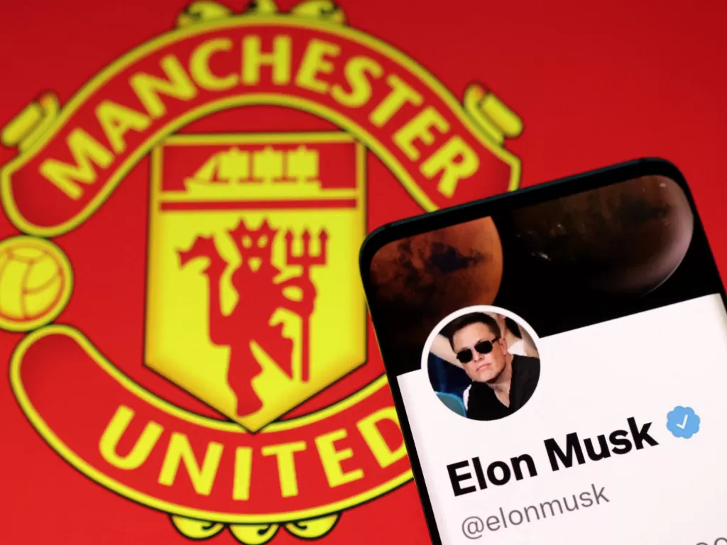 Logo Manchester United dan aku Twitter Elon Musk. (REUTERS/Dado Ruvic)