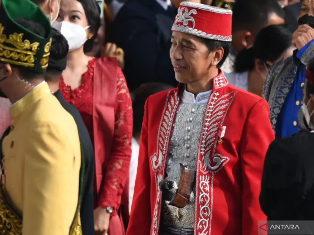 Presiden Joko Widodo (kanan) mengenakan baju adat Dolomani dari Buton  (ANTARA FOTO/Pool/Sigid Kurniawan)