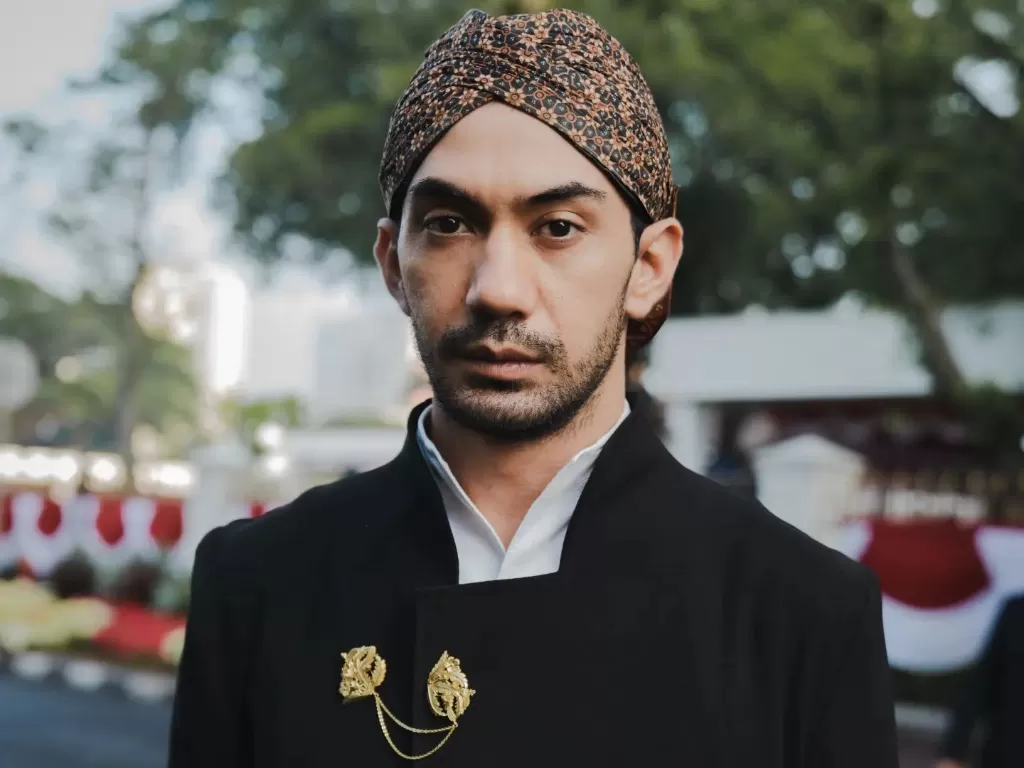 Reza Rahadian pakai pakaian adat Jawa. (Instagram/hagaipakan)