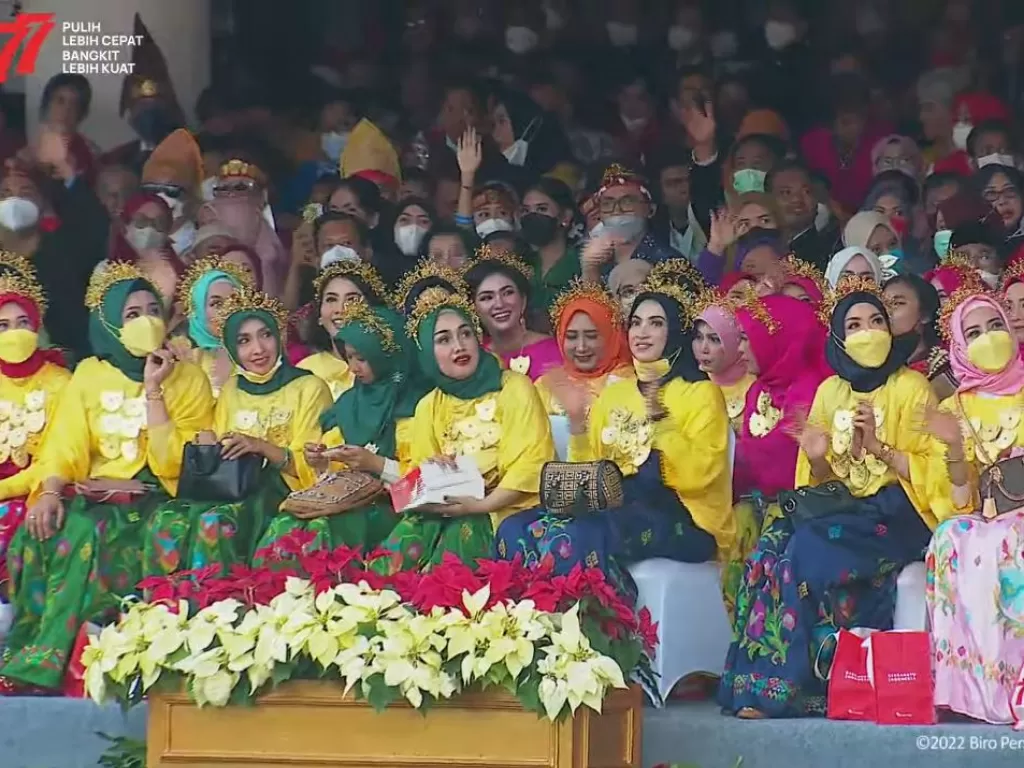 Ratusan Perempuan membanjiri Istana Negara dalam rangka Upacara Peringatan HUT Kemerdekaan Republik Indonesia, Rabu (17/08/2022). (Youtube/Sekretariat Negara)