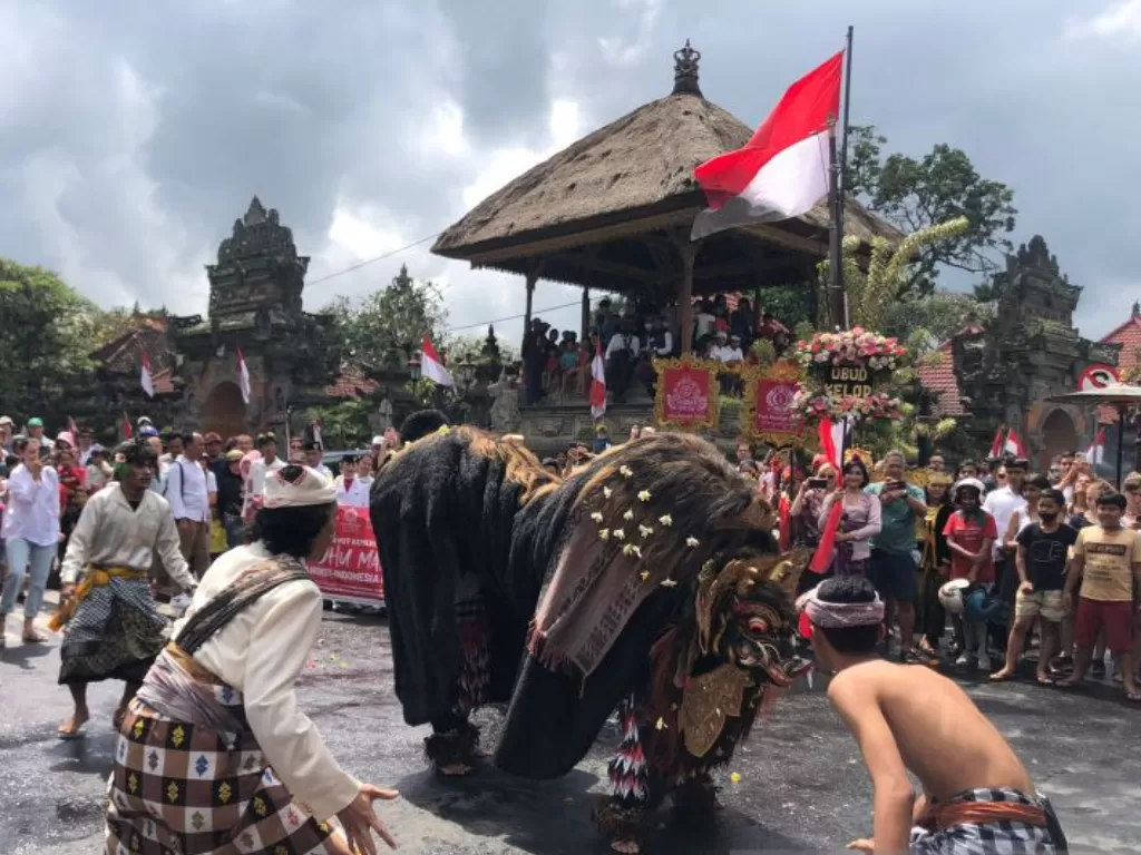 Meriahnya Parade Seni HUT Indonesia di Ubud Bali yang Diikuti Ratusan Warga. (ANTARA/Ni Putu Putri Muliantari)