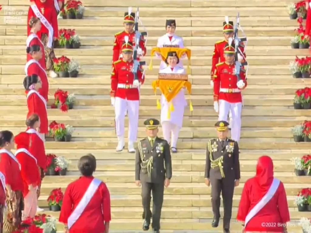 Purna Paskibraka 2022 membawa duplikat Bendera Merah Putih dan teks Proklamasi ke Istana Negara. (Youtube/Sekretariat Presiden)