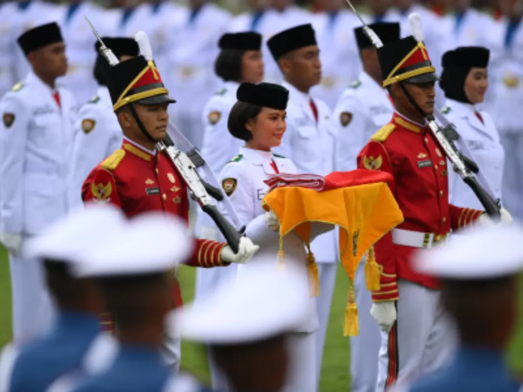 Pasukan Pengibar Bendera Pusaka (Paskibraka) I Dewa Ayu Firsty Meita Dewanggi (tengah) membawa Bendera Merah Putih di upacara Detik-detik Proklamasi, Rabu (17/8/2022) di Istana Merdeka, Jakarta. (ANTARA FOTO/POOL/Sigid Kurniawan)