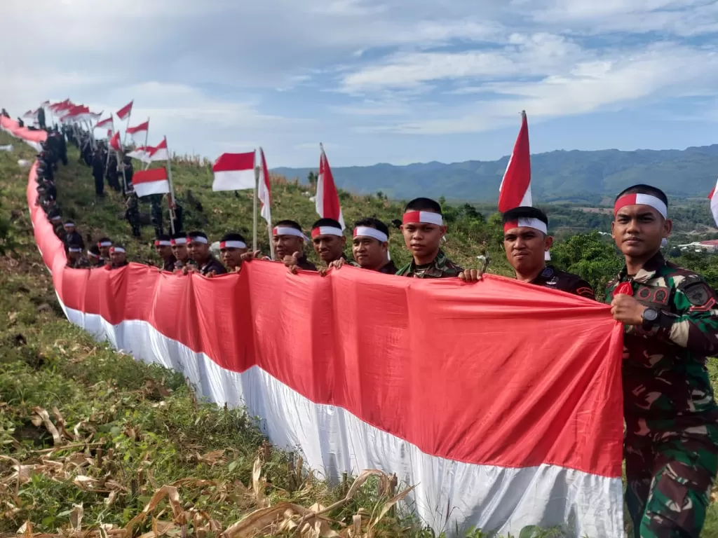 Bendera merah putih berkibar di Bukit Teletubis, Sulawesi Selatan. (Asri Muryid/Z Creators)