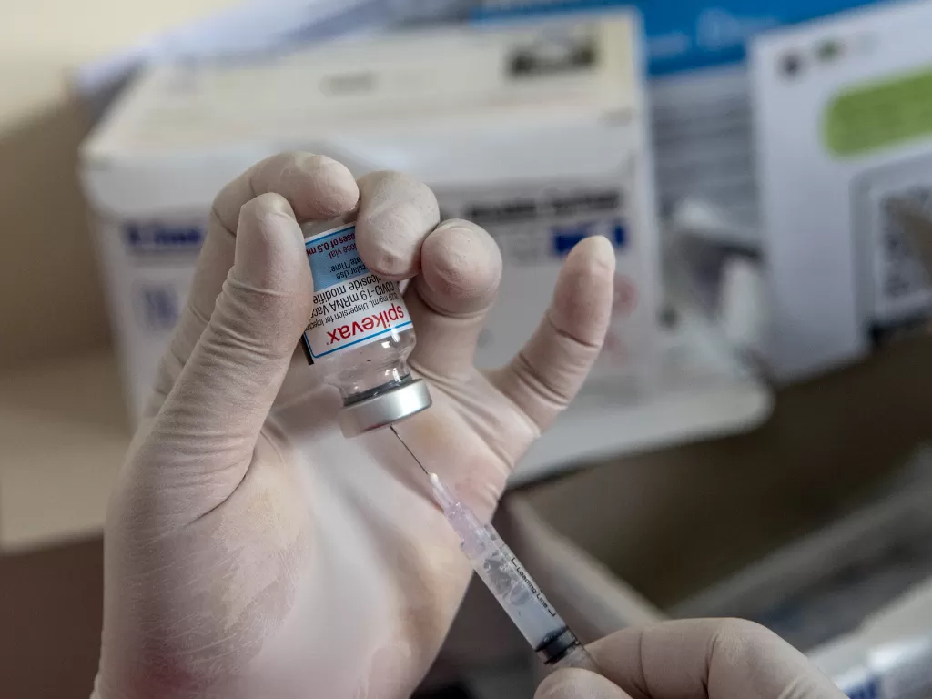 Petugas kesehatan menyiapkan dosis vaksin COVID-19 untuk disuntikan ke calon penerima vaksin di Puskesmas Kecamatan Gambir, Jakarta, Senin( 25/7/2022). (ANTARA/Muhammad Adimaja)