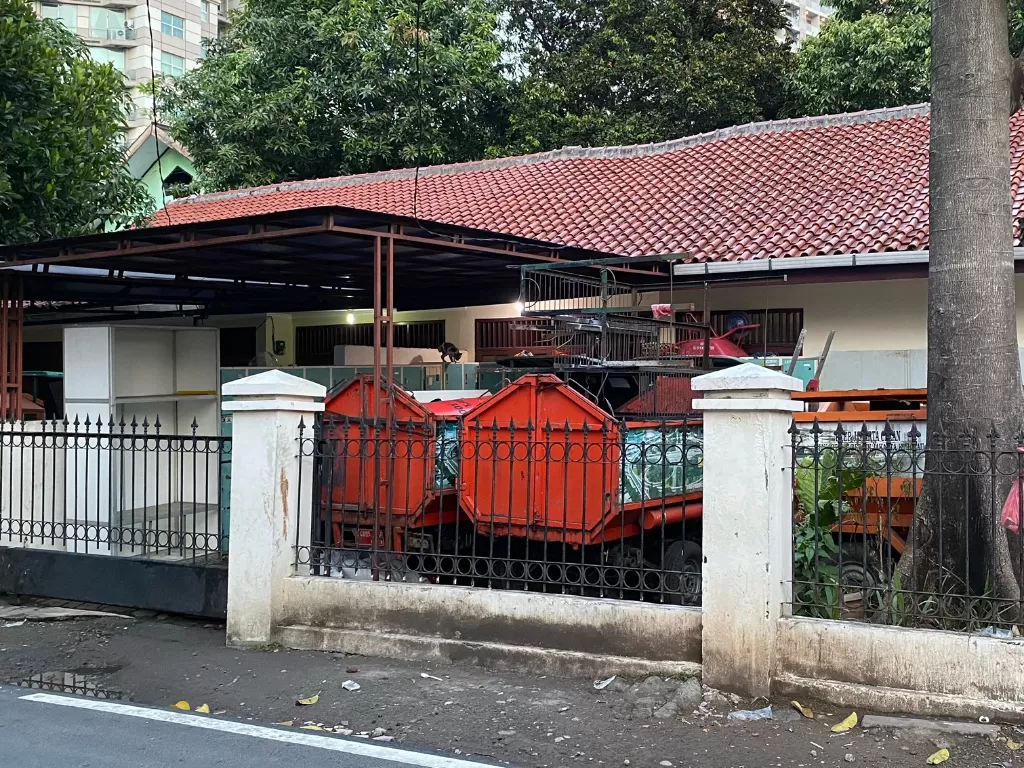 Rumah Dinas Lurah Jakarta jadi gudang dan tempat parkir gerobak sampah. (Jafriyal/Z Creators)