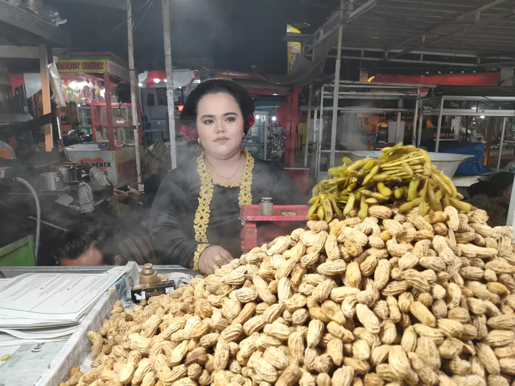 Pedagang kacang rebus dandan bak pengantin Jawa (Hasan Syamsuri/Z Creators)