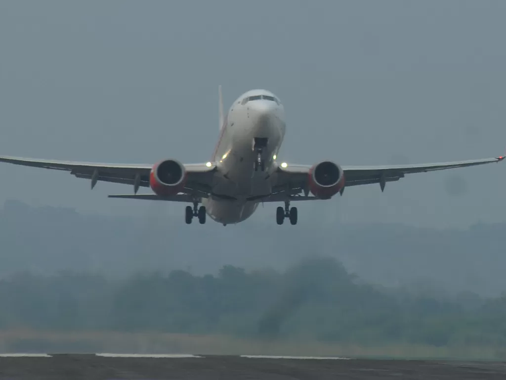 Pesawat komersial lepas landas di Bandara Adi Soemarmo, Boyolali, Jawa Tengah, Kamis (21/7/2022). (ANTARA/Aloysius Jarot Nugroho)
