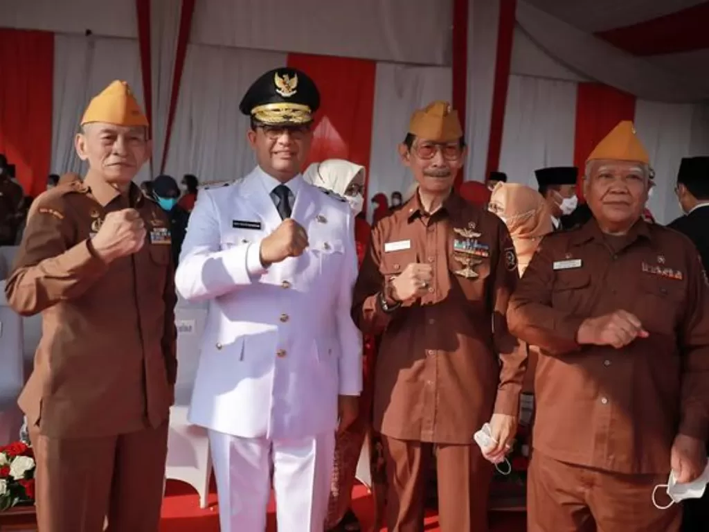Gubernur DKI Jakarta Anies Baswedan (kedua kiri baju putih). (Instagram/@aniesbaswedan)
