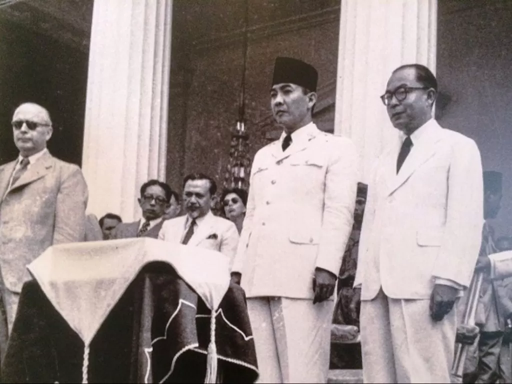Momen Soekarno-Hatta dilantik menjadi presiden pertama Republik Indonesia. (Istimewa)