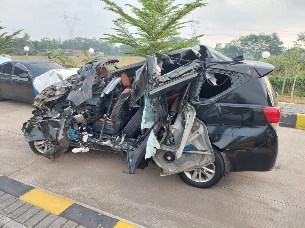 Kondisi mobil Innova yang ditumpangi ayah Wakil Gubernur Jawa Timur, Emil Dardak ringsek berat usai kecelakaan. (Istimewa)