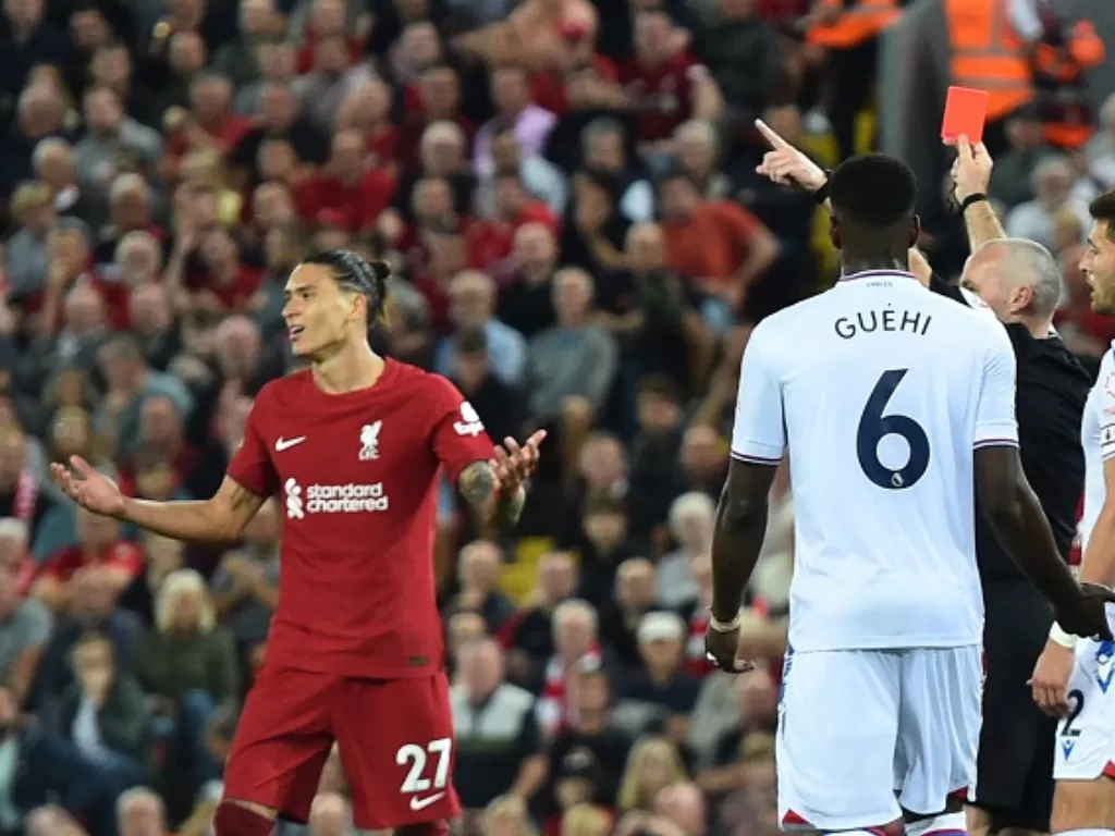 Penyerang Liverpool Darwin Nunez menerima kartu merah. (REUTERS/Peter Powell)