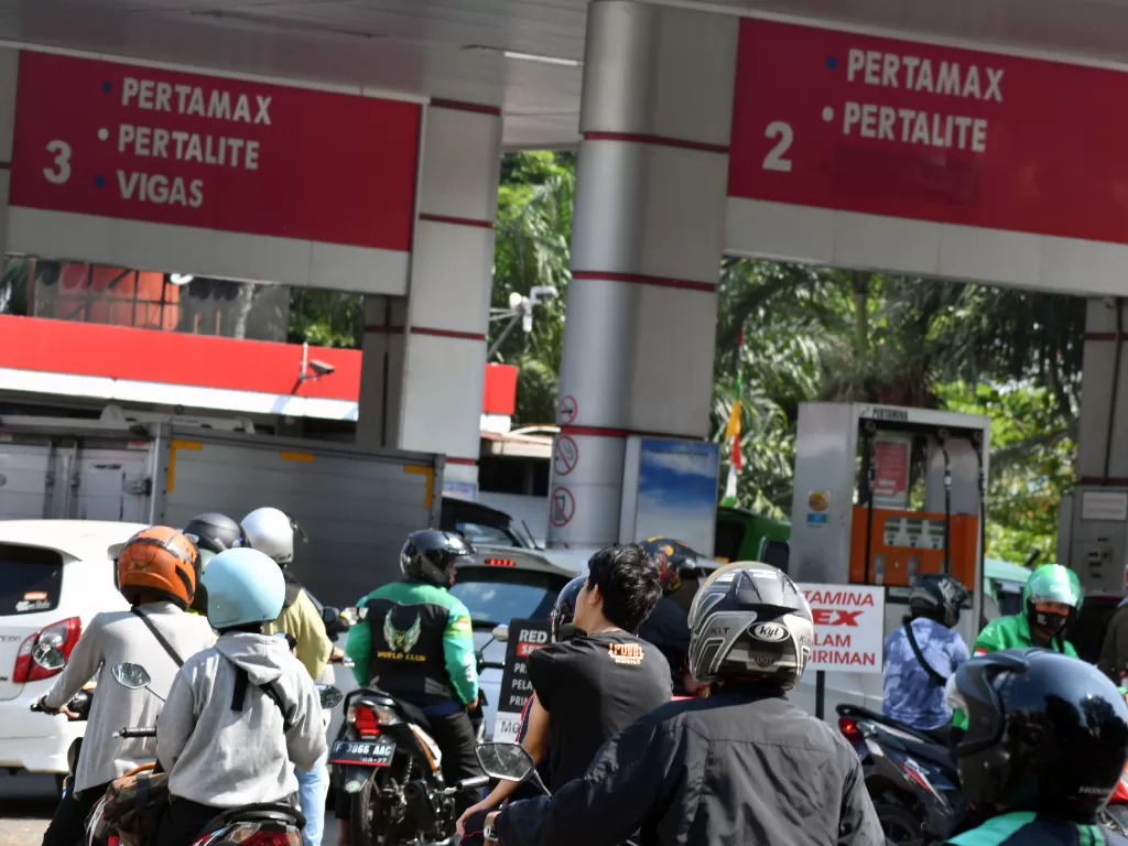Sejumlah kendaraan antre mengisi BBM jenis Pertalite dan Pertamax di salah satu SPBU, Kota Bogor, Jawa Barat. (ANTARA/Arif Firmansyah)