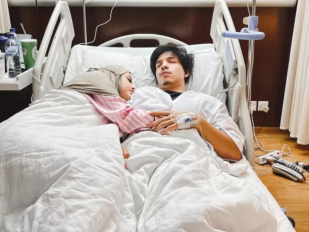 Aurel Hermansyah dan menemani Atta Halilintar yang terkena demam berdarah di rumah sakit. (Instagram/@aurelie.hermansyah)