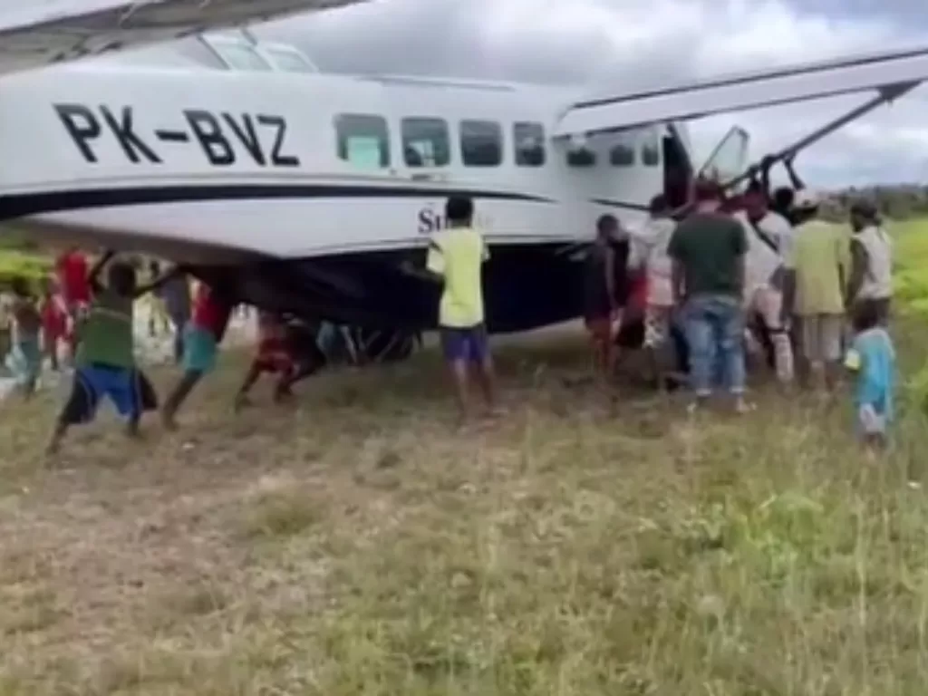 Warga Papua dorong pesawat. (TikTok/@nonamuting)