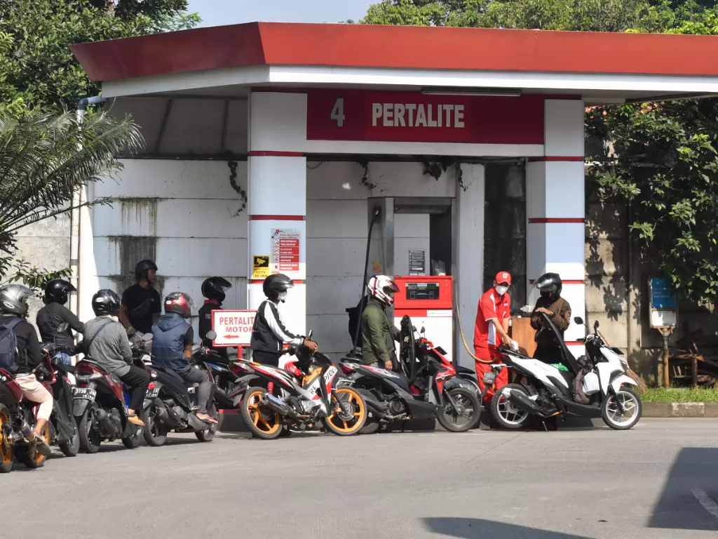 Sejumlah pengendara motor antre mengisi BBM jenis Pertalite di salah satu SPBU, Kota Bogor, Jawa Barat, Selasa (9/8/2022). (ANTARA FOTO/Jojon)(