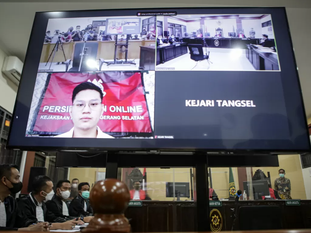 Terdakwa kasus penipuan dan investasi bodong Binomo Indra Kesuma atau Indra Kenz hadir secara daring pada sidang perdana di Pengadilan Negeri Tangerang, Kota Tangerang, Banten, Jumat (12/8/2022). 