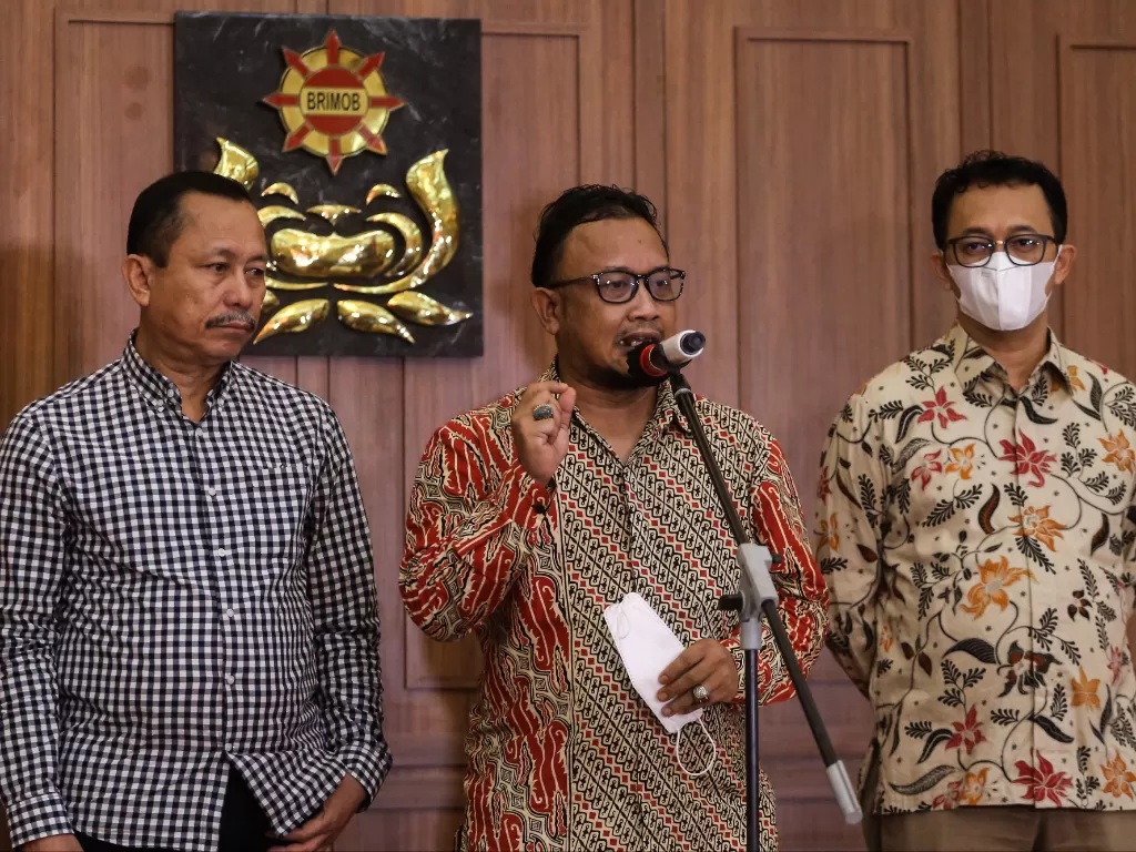 Komisioner Komnas HAM Choirul Anam (tengah) menyampaikan keterangan pers di Mako Brimob, Kelapa Dua, Depok, Jawa Barat, Jumat (12/8/2022).