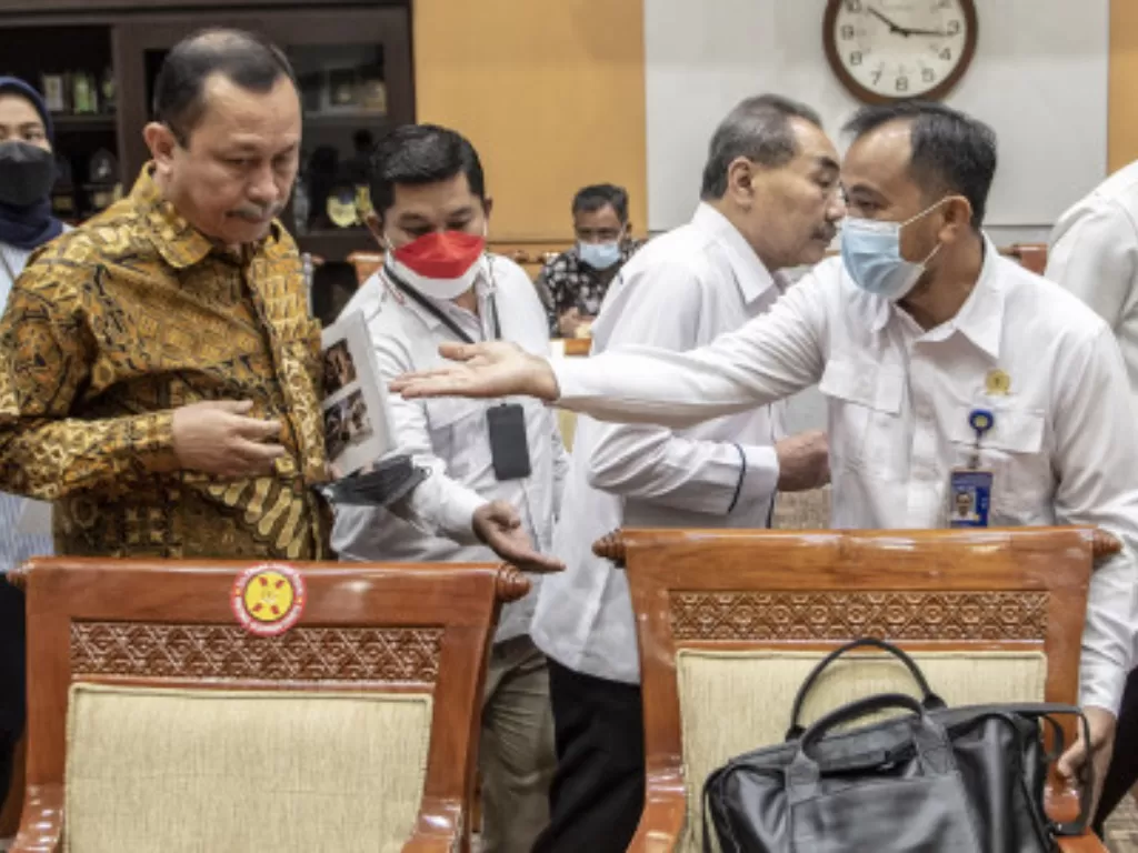 Ketua Komnas HAM Ahmad Taufan Damanik (kiri) bersiap mengikuti Rapat Dengar Pendapat (RDP) dengan Komisi III DPR di Kompleks Parlemen, Senayan, Jakarta, Senin (22/8/2022). (ANTARA FOTO/Muhammad Adimaja)