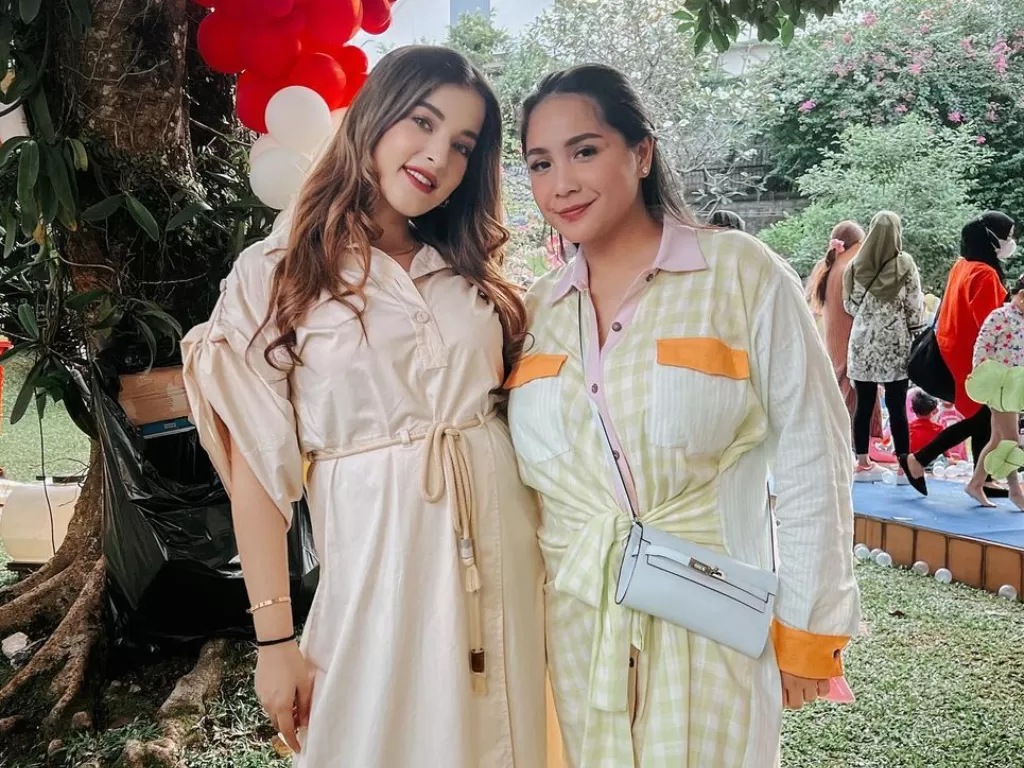 Beauty vlogger, Tasya Farasya bersama Nagita Slavina. (Instagram/@tasyafarasya)