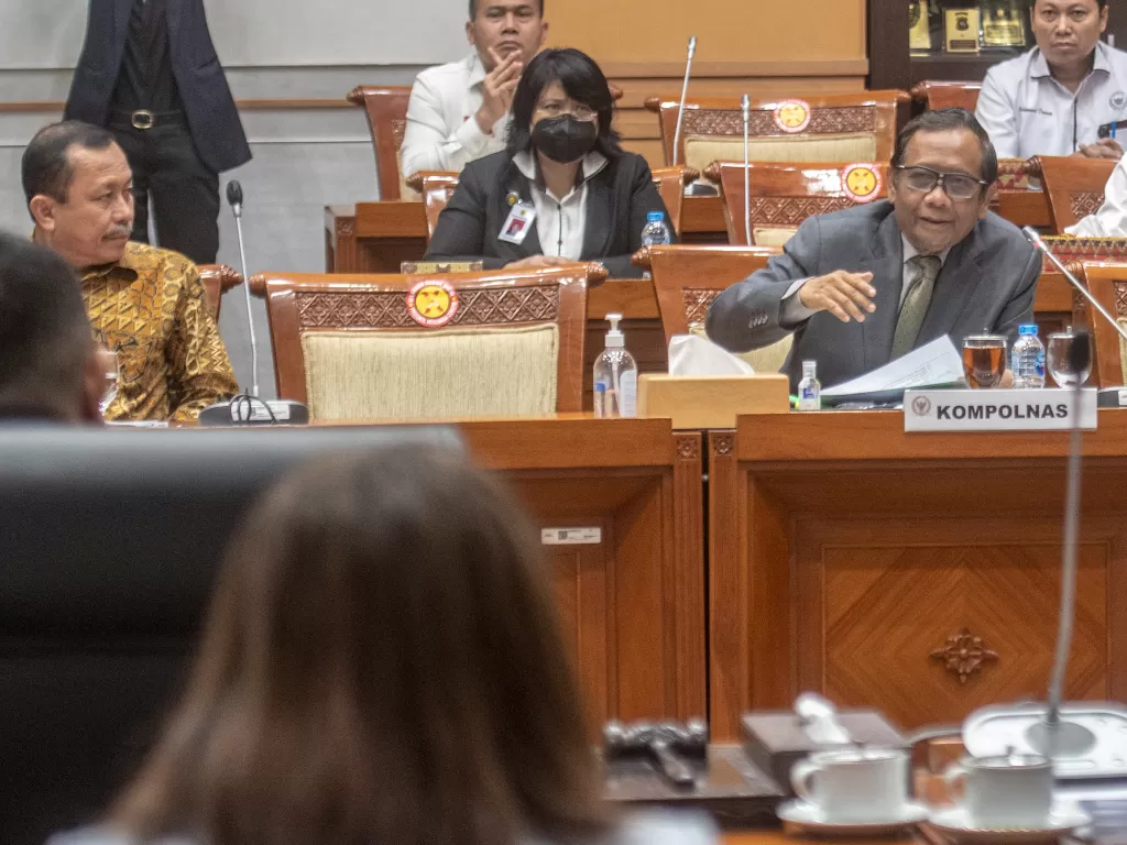 Ketua Kompolnas Mahfud MD (kanan) bersama Ketua Komnas HAM Ahmad Taufan Damanik (kiri) mengikuti Rapat Dengar Pendapat (RDP) dengan Komisi III DPR di Kompleks Parlemen, Senayan, Jakarta. (ANTARA/Muhammad Adimaja)