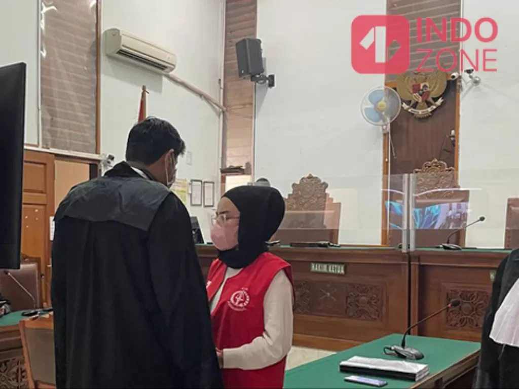 Medina Zein dan kuasa hukum sekaligus suaminya, Lukman Azhari di Pengadilan Negeri Jakarta Selatan. (INDOZONE/Putri Octapia Saragih)