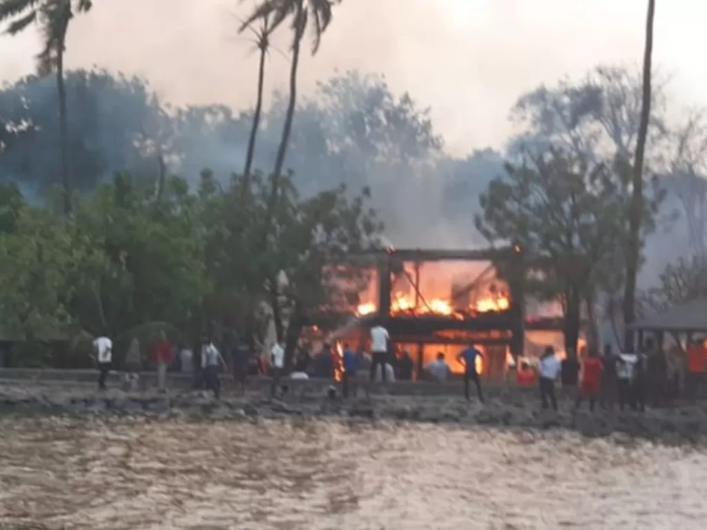 Kebakaran di Putri Duyung Resort Ancol, Pademangan, Jakarta Utara. (ANTARA/Abdu Faisal)