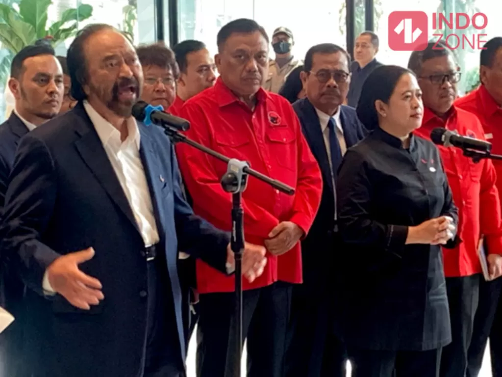 Ketua Umum NasDem Surya Paloh (kiri) dan Ketua DPP PDIP Puan Maharani (kanan) saat bertemu di NasDem Tower, Gondangdia, Jakarta Pusat, Senin (22/8/2022). (INDOZONE/Harits Tryan Akhmad)