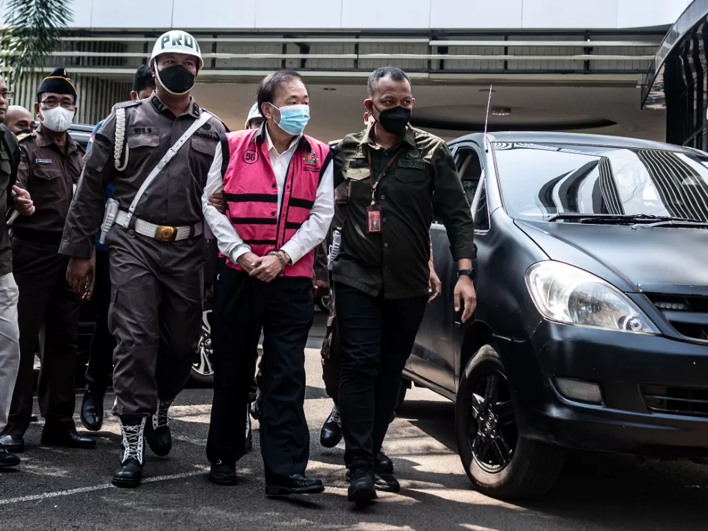 Petugas Kejaksaan Agung mengawal tersangka kasus dugaan korupsi Surya Darmadi (tengah) saat tiba untuk menjalani pemeriksaan di Gedung Kejaksaan Agung, Jakarta. (ANTARA/Aprillio Akbar)