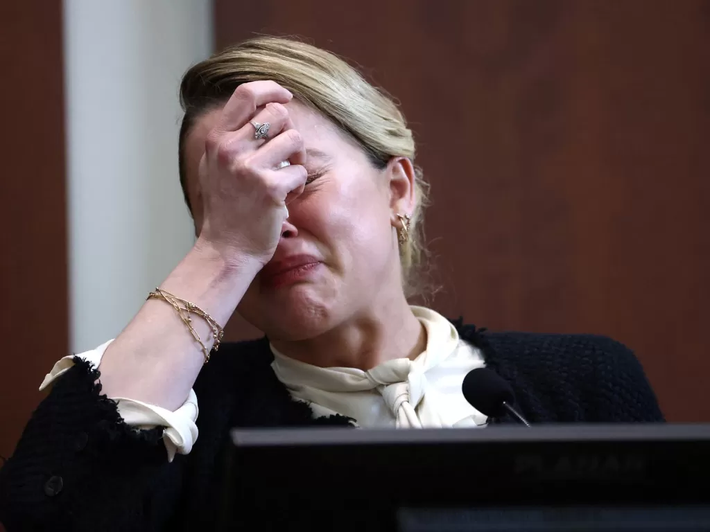 Amber Heard saat menangis di persidangan. (Jim Lo Scalzo/Pool via REUTERS).