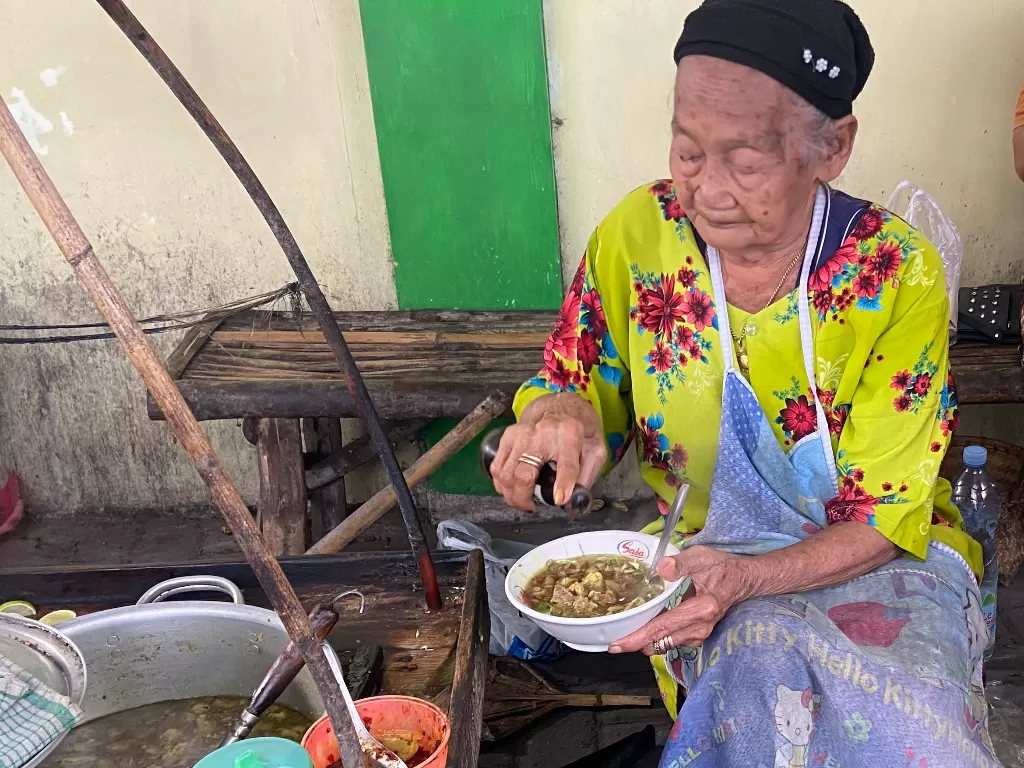 Sainem, nenek usia hampir 100 tahun masih berjualan soto daging. (Z Creators/Pramita Kusumaningrum)