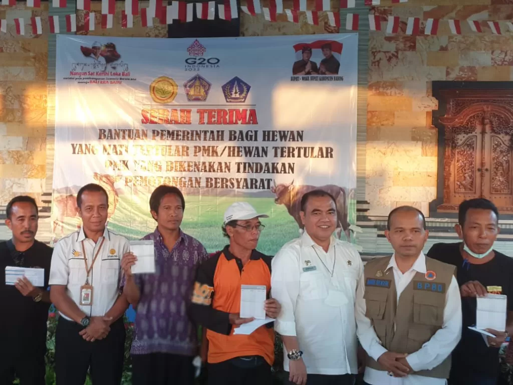 PPenyaluran perdana bantuan pemerintah bagi peternak di Provinsi Bali. (Dok. Kementan)