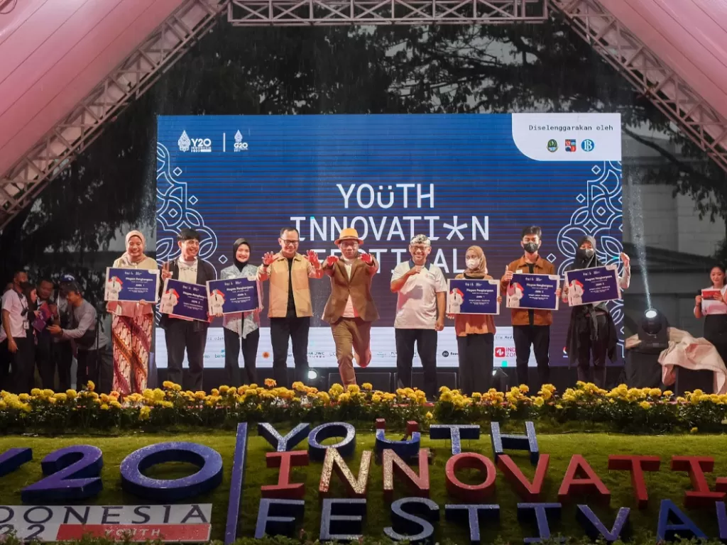 Gubernur Jawa Barat Ridwan Kamil, Kepala Perwakilan BI Prov. Jabar Herawanto, dan Walikota Bogor Bima Arya berfoto bersama pemenang Youth Innovation Hunt di acara Youth Innovation Festival.