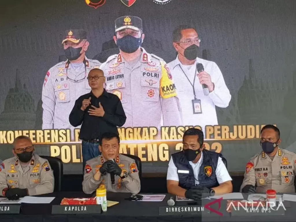   Kapolda Jateng Irjen Pol.Ahmad Luthfi (kedua dari kiri) memberi keterangan saat pers rilia di Semarang, Senin. (ANTARA/ I.C.Senjaya)