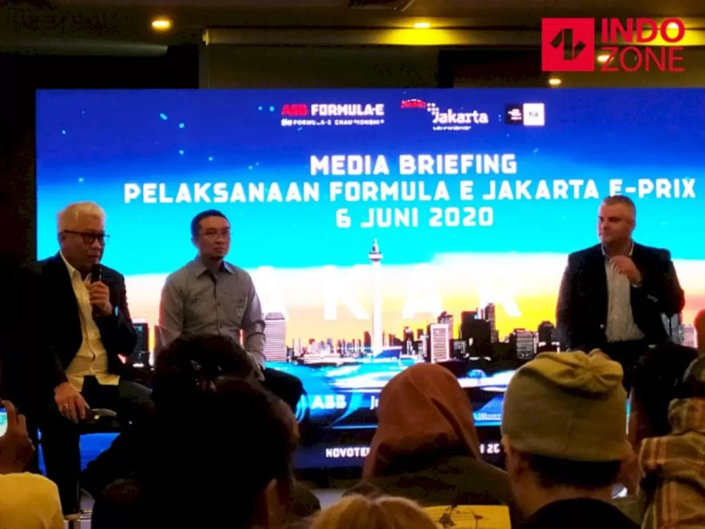 Direktur Utama PT Jakarta Propertindo yang juga menjabat Chairman Organizing Committee (OC) Jakarta E-Prix, Dwi Wahyu Daryoto (paling kiri), dalam jumpa pers Formula E di Jakarta, Jumat (14/2/2020). (INDOZONE/Murti Ali Lingga)
