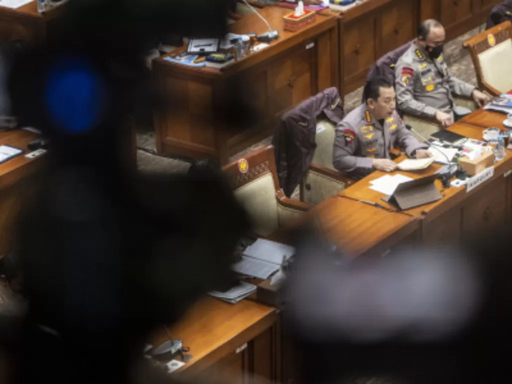 Kapolri Jenderal Pol Listyo Sigit Prabowo (kiri) dalam rapat kerja dengan Komisi III DPR terkait kasus pembunuhan Brigadir J oleh Irjen Ferdy Sambo, Rabu (24/8/2022). (ANTARA FOTO/Aprillio Akbar)
