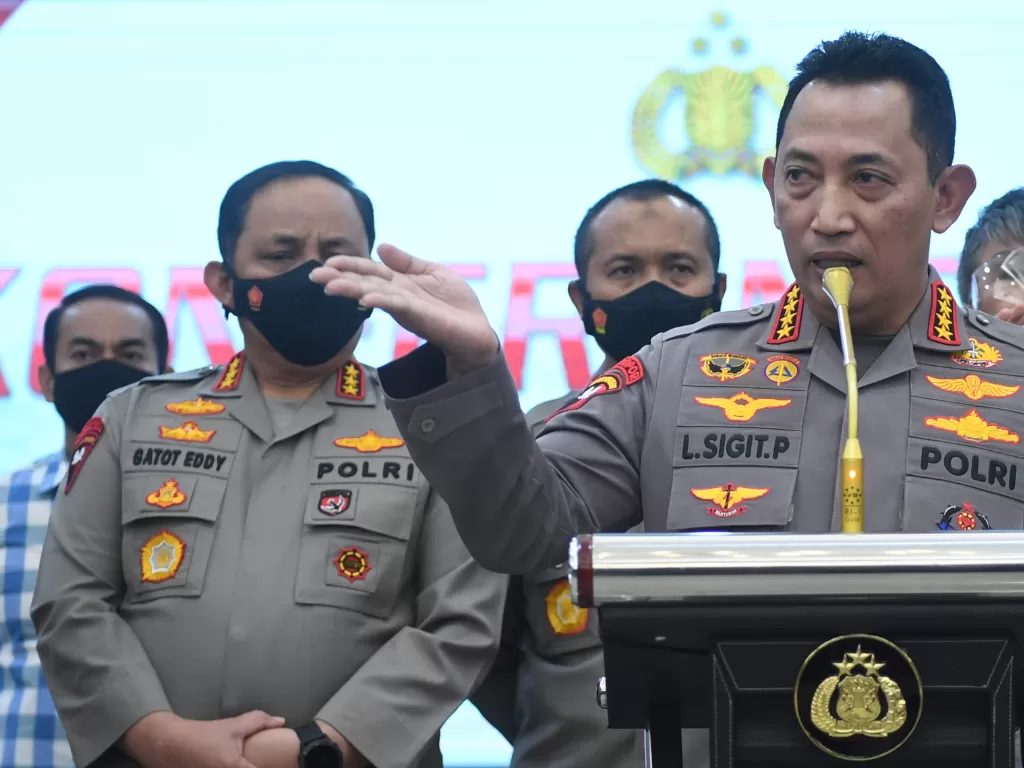 Kapolri Jenderal Pol Listyo Sigit Prabowo didampingi jajarannya saat memberikan keterangan pers. (ANTARA FOTO/Akbar Nugroho Gumay)