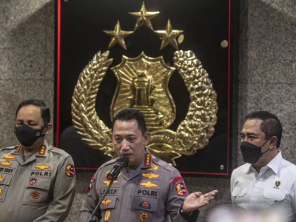 Kapolri Jenderal Pol Listyo Sigit Prabowo (tengah). (ANTARA FOTO/Aprillio Akbar)
