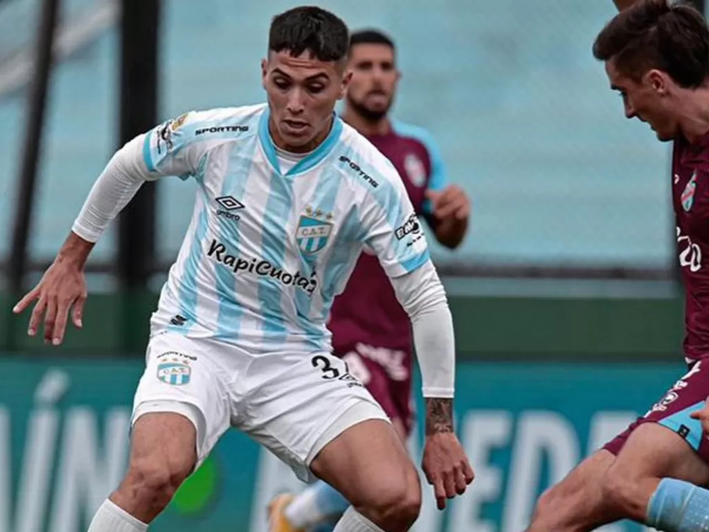 Pemain pinjaman Atletico Tucuman dari Argentinos Juniors, Mateo Coronel yang cetak gol jarak jauh di Liga Argentina. (Instagram/@mateocoronel11_)