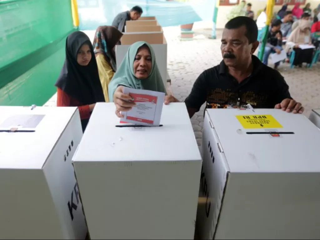 Dokumentasi warga memasukan surat suara yang telah dicoblos pada pemungutan suara ulang pemilihan umum (pemilu) 2019 di TPS-6 Desa Lamteumen Timur, Banda Aceh, Aceh, Kamis (25/4/2019). (ANTARA FOTO/Irwansyah Put