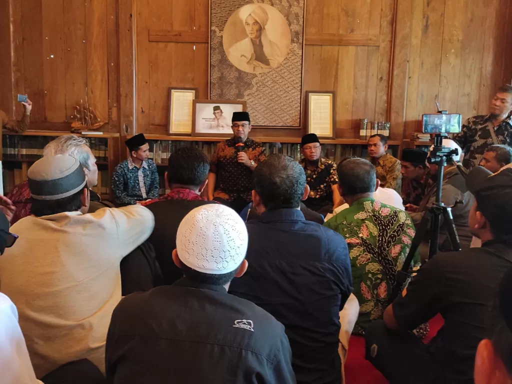 Rumah Gubernur DKI Jakarta Anies Baswedan didatangi ratusan warga dari provinsi di Jawa, Rabu (24/8/2022). (Dok. Istimewa)