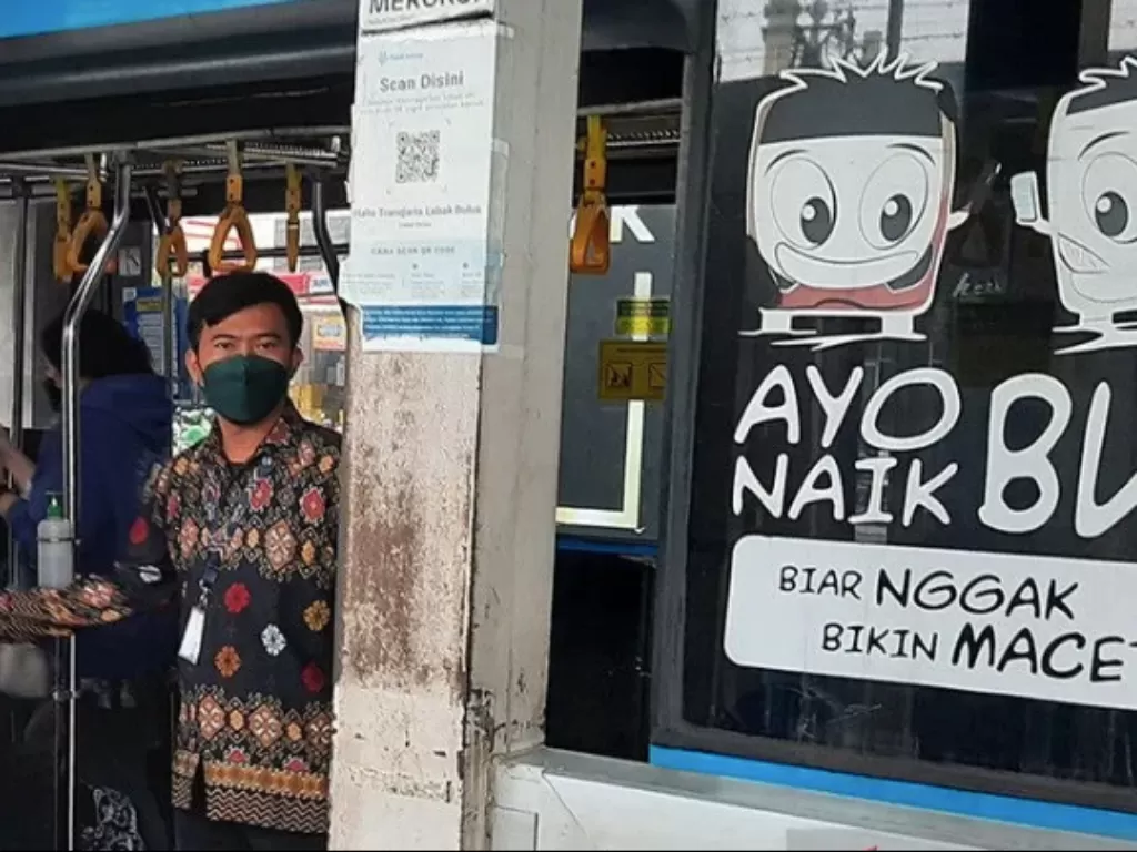 Seorang petugas onboard TransJakarta rute Tosari-Ciputat (S21) menunggu calon penumpang di halte Lebak Bulus. (ANTARA/Lia Wanadriani Santosa)