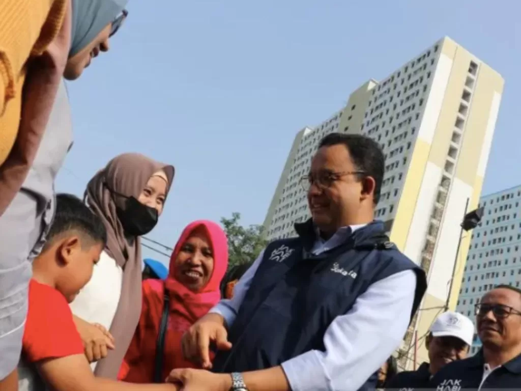 Gubernur DKI Jakarta Anies Baswedan menemui warga setelah meresmikan kampung susun di Cakung, Jakarta Timur, Kamis (25/8/2022). (ANTARA/Humas Pemprov DKI Jakarta)