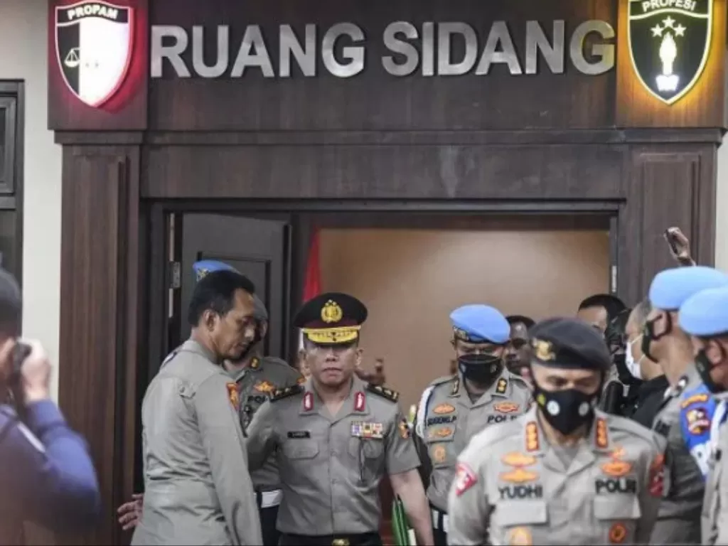 Mantan Kadiv Propam Polri Irjen Ferdy Sambo (tengah) berjalan keluar ruangan usai mengikuti sidang Komisi Kode Etik Polri (KKEP) di Gedung Transnational Crime Center (TNCC) Divisi Propam Mabes Polri, Jakarta, Jumat (26/8/2022) dini hari. (ANTARA/M Risyal 