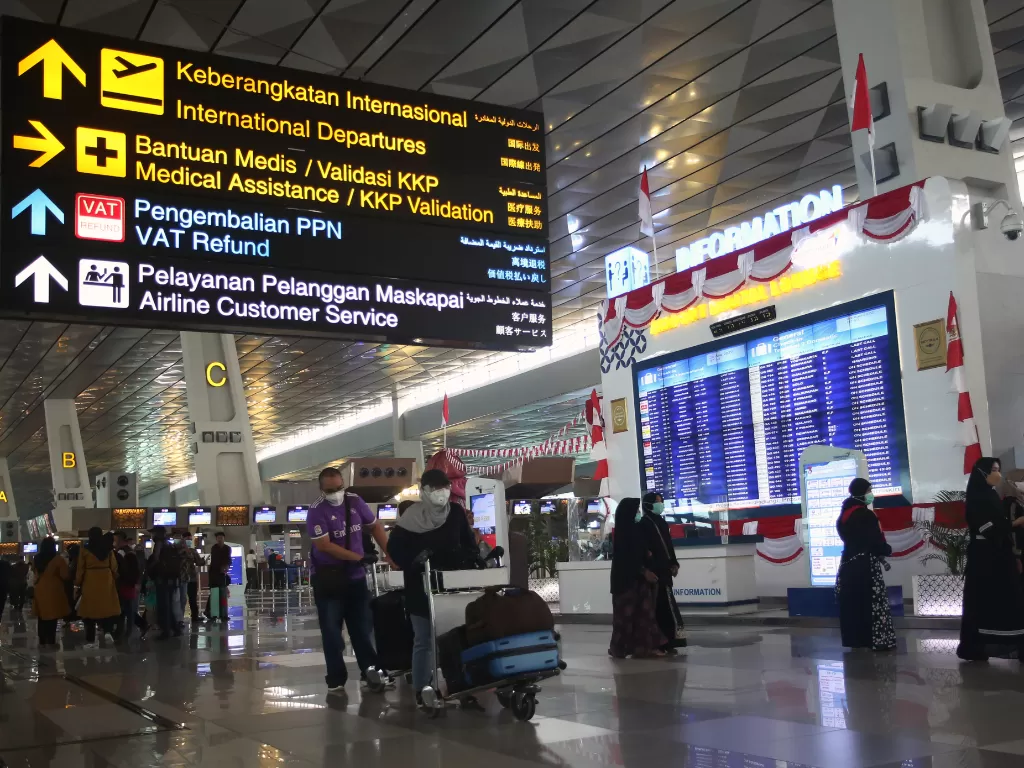 Calon penumpang berjalan di selasar Terminal 3 Bandara Soekarno Hatta, Tangerang, Banten, Jumat (26/8/2022). (ANTARA/Muhammad Iqbal)\